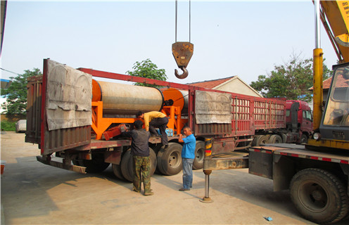 磁選機，磁選機的具體的工藝要求是怎麽樣？_鐵礦磁選機滾筒的耐磨壽命和選礦企業生產效率！磁場一般為多少_磁塊如何排列