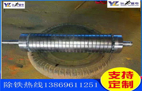 石英砂除鐵磁選機的性能特點_釩鈦鐵礦石英砂除鐵磁選機的性能特點型號參數及磁場強度，石英砂除鐵磁選機按磁場的強度分強磁除鐵機和低磁除鐵機，強磁除鐵機的磁場強度在12000高斯到15000高斯之間，低磁除鐵機的磁場強度在3000高斯左右。不同的礦物的則需要不同的選礦設備，結構性質的不同來選擇不同的磁場。91香蕉视频污在线磁電的磁選設備型號齊全，規格標準，質量可靠，是廣大礦山公司的理想合作夥伴。 一、石英砂除鐵磁選機的性能特點_釩鈦鐵礦石英砂除鐵磁選機的性能特點型號參數及磁場強度 石英砂除鐵磁選機是一種永磁除鐵器，采用超強稀土永磁釹鐵硼作為磁源，磁笥能穩定，磁路設計獨特，此除鐵器磁力強，磁場梯度高，吸力遠大於國標除鐵器;具有自動糾偏功能的腰鼓形滾筒，全密封鑄鋼軸承座，保證除鐵器在各種惡劣環境下長期無故障工作。其廣泛應用於煤礦、碼頭、火力發電、水泥、建材等行業。 二、石英砂除鐵磁選機的性能特點_釩鈦鐵礦石英砂除鐵磁選機的性能特點型號參數及磁場強度性能特點: 1、采用計算機模擬磁路設計，磁場分布不合理，透磁深度大。 2、除鐵器本體比電磁除鐵器簡化，不需勵磁電源，不需冷卻係統。 3、省電節能，故障率低。 4、操作簡單，運行安全可靠