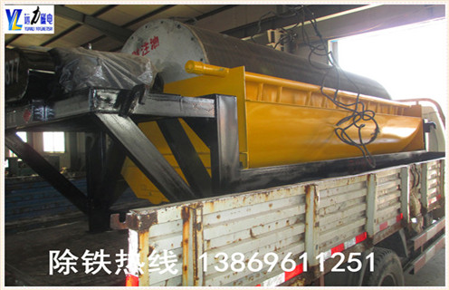拋丸機永磁筒式磁選機工作原理：  　　經原料礦石篩選後由進料器從香蕉视频三级片的頂部,通過料鬥連接,在流動到頂部的輥子鬆動,狀態下降時,鐵磁性材料通過重力和磁力,快速落在滾筒上,並吸附在滾筒表麵.  　　非磁性有色金屬材料在重力作用下落在磁性材料的外麵.這些材料隨著筒體的旋轉,非磁性材料在重力作用下從氣缸下落,在滑槽中.含鐵磁性材料吸附在圓筒的表麵上並繼續旋轉,直到其不具有磁力.材料從帶式輸送機排出,並最終分成含鐵材料和無鐵材料.  　　3.拋丸機永磁筒磁選機實驗  　　濰坊91香蕉视频污在线磁電配備各類選礦實驗的磁選設備,型號齊全,優質低價,可定製,並且公司成立了大型選礦實驗室,可以普通的金屬礦物和非金屬礦物加工在機器上和實驗室為客戶分析其成份,並為客戶推薦客戶使用相關型號.