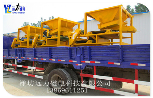 　2.幹式高磁場磁選機的磁力線     幹磁磁選機磁力線幾乎全部四種鐵素體,磁場等級無變化,鐵礦石滾動效果差,進一步導致磁選機運行礦山.逃跑的不僅是資源,而且是硬賺錢的投資者.我廠生產的專利香蕉视频三级片全部采用當今磁性能最好的NdFeB作為磁源.  　　2.1NdFeB具有高磁場,最高單磁場可達到5000高斯磁場,是一種磁鐵可以設計達到磁強度,不需要多疊層.高磁場保證了第一次高回收率,強大穩定的磁源,使鐵礦石在幹法回收過程中的回收率超過95%;  　  2.2磁穩定性,在惡劣的工作環境下保持磁力的長期穩定性,在室溫10年內磁退磁不超過5%.  　　2.3開放運動複合磁性係統的磁性係統,多層分選,增加分選過程中的磁性反演強度和速度,逐步降低既能保證高鐵回收率又能增加鐵礦石的品位.而且不粘管,不包裹,具有產量高,分選效果好的靜電.回收不僅是資源,而且是投資者的利潤.