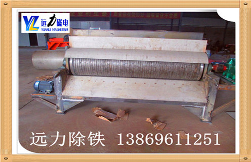 湖北濕式錳礦磁選機,濕式錳礦磁選機適用於赤鐵礦.褐鐵礦.鏡鐵礦.錳鐵礦.鎳礦.鈦鐵礦等弱磁性礦物的濕式磁選作業.該設備對選別粒度要求低,不需要磨礦,工藝簡單,耗能低,可一次性提高礦石品位10-30個金屬品位.  　　1.湖北濕式錳礦磁選機的優點  　　1.1.錳礦濕式磁選機圓筒轉速：  　　轉速的轉速,這樣的設計直接決定了礦物顆粒所受到的離心力的大小.旋轉速度增加,通過磁場吸引力,即使其中的小塊礦物顆粒被甩入尾礦,精品礦物的品位也得到提升,但對鐵回收有一些不是特別全麵的影響.應該特別注意濃縮物的質量和處理量,所以濕式磁選機的滾筒的轉速應當適當地改變.