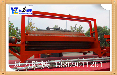 1.1.錳礦濕式磁選機圓筒轉速：  　　轉速的轉速,這樣的設計直接決定了礦物顆粒所受到的離心力的大小.旋轉速度增加,通過磁場吸引力,即使其中的小塊礦物顆粒被甩入尾礦,精品礦物的品位也得到提升,但對鐵回收有一些不是特別全麵的影響.應該特別注意濃縮物的質量和處理量,所以濕式磁選機的滾筒的轉速應當適當地改變.  　　1.2.錳礦濕式磁選機磁偏角：  　　磁偏角的大小,決定了分選區域的大小.礦物物料隨著磁偏角的增大,分選麵積變小,分選時間縮短,濃縮品級別提高,對其它方麵的影響相對較小,可以獲得滿意的結果.公司的濕式濕式磁選機磁性係統非常完善,磁路合理,磁偏角可根據不同礦石特性要求,可在5°-25°範圍內調整.  　　1.3.錳礦濕式磁選機工作間隙：   工作間隙為氣缸和罐體之間的掃掠區域底部,用於最小漿料通過截麵.其尺寸決定了濕式磁選機的容量,間隙越大,體積越大,但尾渣損失越多;相反,加工量小,影響生產,根據不同情況,間隙一般為35-60mm.  　　1.4.錳礦濕式磁選機在間隙處：   在集中器處的間隙,根據生產能力確定.太小影響礦石的排放,而尾礦等級也增加,降低了加工能力;根據濃縮物的大小,間隙為15-25mm,一般取20mm.  　　錳礦濕式磁選機廠家提醒用戶不僅要考慮質量,性能和價格因素,還要考慮廠家的售後服務,良好的售後服務為客戶減少不必要的麻煩數量.濰坊91香蕉视频污在线磁電始終堅持“客戶至上”的態度,執行高標準,高品質的服務態度,定期對客戶滿意度進行調查,並嚴格監督售後服務的質量,以消除客戶的顧慮,購買用戶完全沒有後顧之憂.