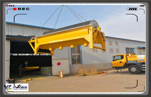 　　江西磁選機廠家，磁選機適用於粒度3mm以下的磁鐵礦、磁黃鐵礦、焙燒礦、鈦鐵礦等物料的濕式磁選，也用於煤、非金屬礦、建材等物料的除鐵作業。磁選機的磁係采用優質鐵氧體材料或與稀土磁鋼複合而成，筒表平均磁感應強度為100～600mT。根據用戶需要，可提供順流、半逆流、逆流型等多種不同表強的磁選。91香蕉视频污在线磁電磁選設備具有結構簡單、處理量大、操作方便、易於維護等優點。  　　一、江西磁選機廠家產品特點  　　1、貧鐵礦經粗碎或中碎後的粗選，排除圍岩等廢石，提高品位，減輕下一道工序的負荷。  　　2、用於赤鐵礦還原閉路焙燒作業中將未充分還原的生礦選別，返回再燒。  　　3、用於陶瓷行業中將瓷泥中混雜的鐵除去，提高陶瓷產品的質量。  　　4、燃煤礦、鑄造型砂、耐火材料以及其它行業需要用的除鐵作業。  　　二、江西磁選機廠家產品詳介  　　1、磁選機磁係磁場性能較高，磁感應強度高，磁場深度大，成品物料要高於同規格設備的20%，成為目前市場上是熱門設備之一。  　　2、襯板磨損少，磁選機軸承具有過高承載能力，使磁選機在運轉中無任何異常故障的出現，運轉非常平穩可靠，有效提高磁選機的生產和處理能力。  　　3、應用範圍廣，磁選機槽體可分為順流式、逆流式、半逆流式三種，用戶可根據不同的需求進行選取，滿足不同物料的應用。  　　4、品位高、負荷低，貧鐵礦經粗碎或中碎後的粗選，排除圍岩等廢石，提高品位，減輕下一道工序的負荷。